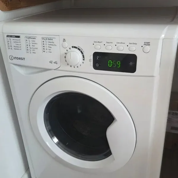 PENDING COLLECTION - Indesit washer dryer - ideal for single/small families.