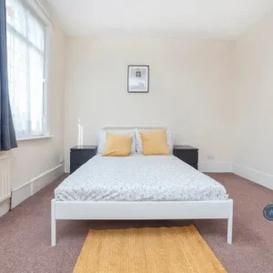 4 bedroom furnished house with garden access - Image 2