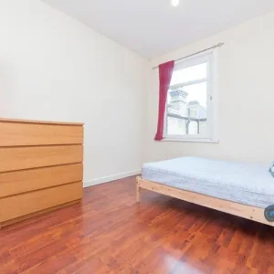 4 bedroom furnished house with garden access - Image 3