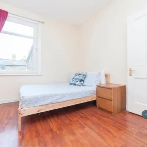 4 bedroom furnished house with garden access - Image 4