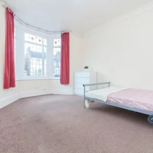 4 bedroom furnished house with garden access - Image 5