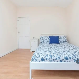 4 bedroom furnished house with garden access - Image 6