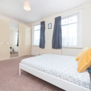 4 bedroom furnished house with garden access
