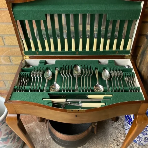 Canteen cutlery in mahogany case