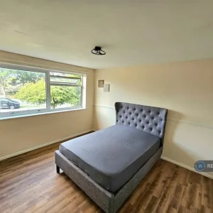 3 bedroom flat in Sherwood Court (3 bed)