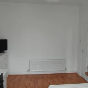 Spacious Double by Brixton & Godalming - Image 4