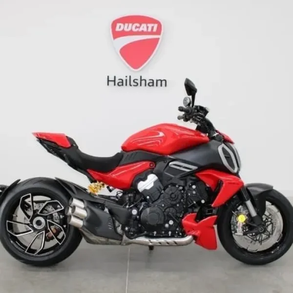 2025 Ducati Diavel V4 in Ducati Red