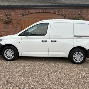 2022 Volkswagen Caddy 2.0 TDI C20 Commerce SWB Euro 6 (s/s) 5dr Panel Van Diesel Manual - Image 5
