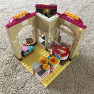 Lego Friends Downtown Bakery - Image 3