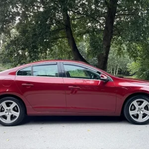 VOLVO S60 2.4 D5 MANUAL SE LUXE WITH TOWBAR AND LEATHER INTERIOR - Image 2