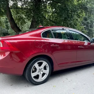 VOLVO S60 2.4 D5 MANUAL SE LUXE WITH TOWBAR AND LEATHER INTERIOR - Image 3