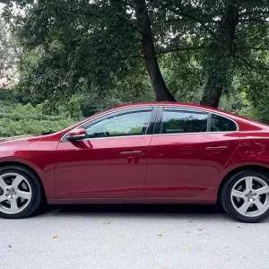 VOLVO S60 2.4 D5 MANUAL SE LUXE WITH TOWBAR AND LEATHER INTERIOR - Image 6