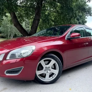VOLVO S60 2.4 D5 MANUAL SE LUXE WITH TOWBAR AND LEATHER INTERIOR - Image 7