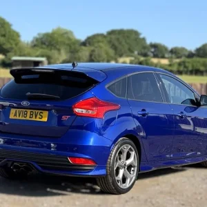 2018 Ford Focus 2.0T ST-2 Navigation Hatchback - Image 7