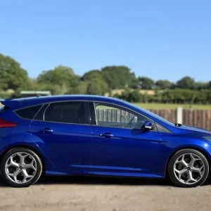 2018 Ford Focus 2.0T ST-2 Navigation Hatchback - Image 8