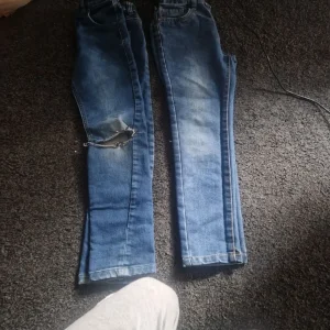 2 pairs of blue jeans