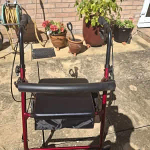 Mobility walker with seat and shopping compartment - Image 2