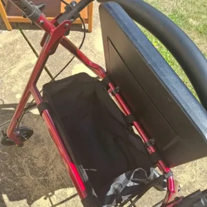 Mobility walker with seat and shopping compartment - Image 3