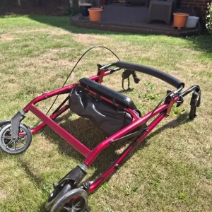 Mobility walker with seat and shopping compartment - Image 4