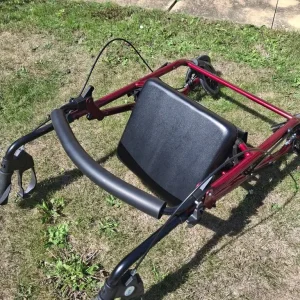 Mobility walker with seat and shopping compartment - Image 5
