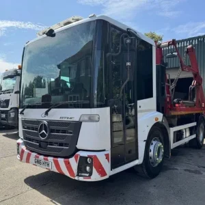 2016 MERCEDES ECONIC 1830 SKIP LOADER - Image 2