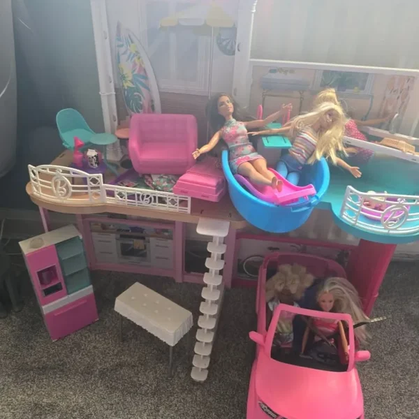 Barbie Estate Dolls House car and 5 dolls