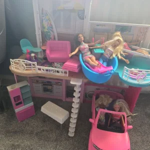 Barbie Estate Dolls House car and 5 dolls