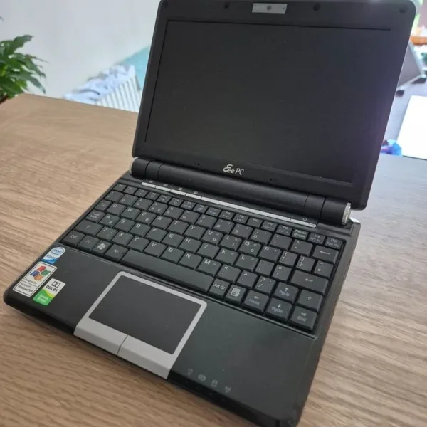 Asus Eee PC 9001 tiny laptop running Linux Mint
