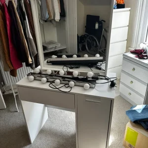 Vanity table, mirror and two lights - Image 2