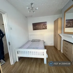1 bedroom fully furnished flat - Image 3