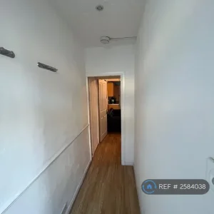 1 bedroom fully furnished flat - Image 4