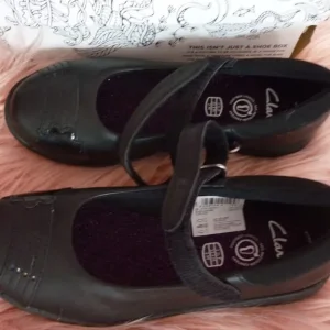 Clarks girls school shoes size 1½ black leather - Image 2