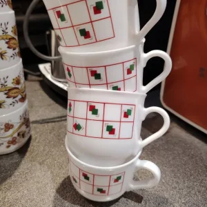 4x Vintage French Arcopal Red And Green Chequered Milk Glass Cups - Image 2