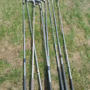 Spalding golf bag with Dunlop clubs and assorted gear - Image 7