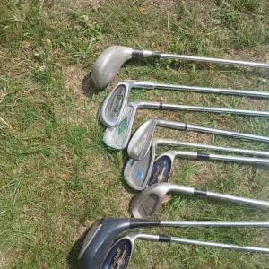 Spalding golf bag with Dunlop clubs and assorted gear - Image 8