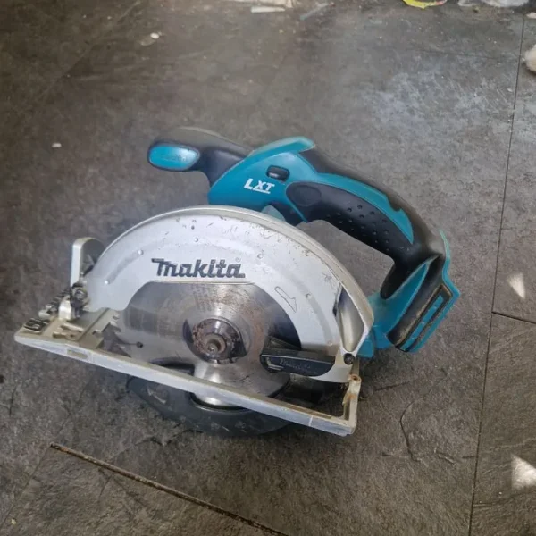 Makita saw with 2x 5ah and 1x 3ah batteries