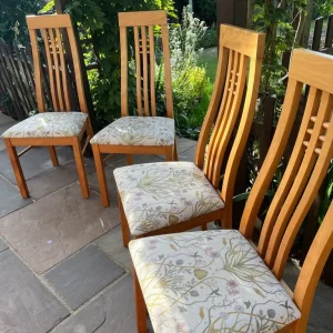 Extendable dining table & x4 chairs