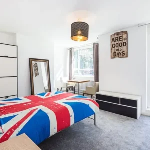 Double room with private patio in a refurbished apartment - Image 2