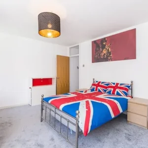 Double room with private patio in a refurbished apartment - Image 3