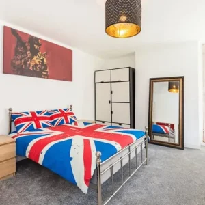 Double room with private patio in a refurbished apartment - Image 4