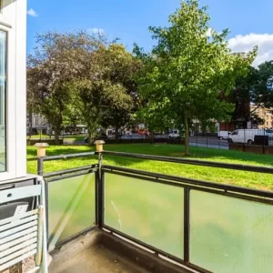 Double room with private patio in a refurbished apartment - Image 6