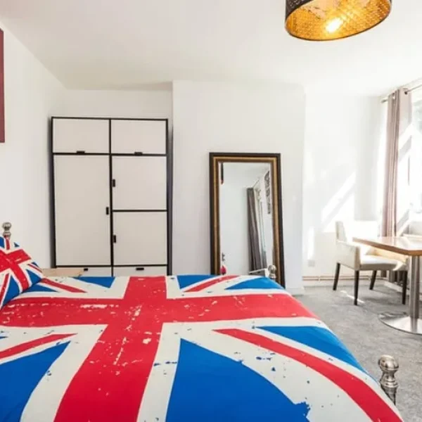 Double room with private patio in a refurbished apartment