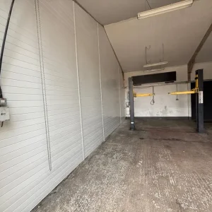 Workshop unit with 3 car spaces and post ramp - Image 2