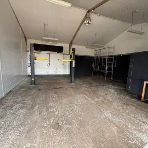 Workshop unit with 3 car spaces and post ramp - Image 3