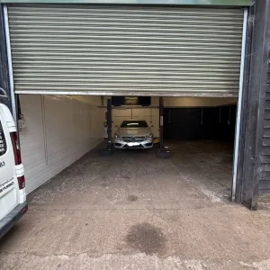 Workshop unit with 3 car spaces and post ramp - Image 4