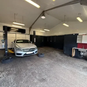 Workshop unit with 3 car spaces and post ramp - Image 5