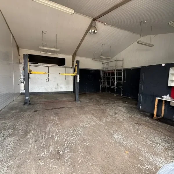 Workshop unit with 3 car spaces and post ramp