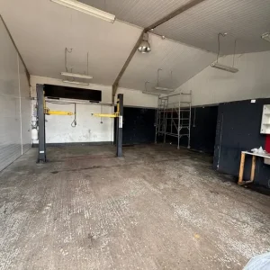 Workshop unit with 3 car spaces and post ramp