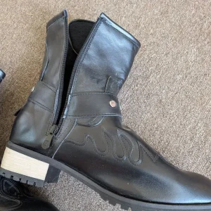 Mens cowboy style motorcycle boots size 42, 2 pairs - Image 2
