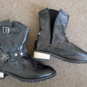 Mens cowboy style motorcycle boots size 42, 2 pairs